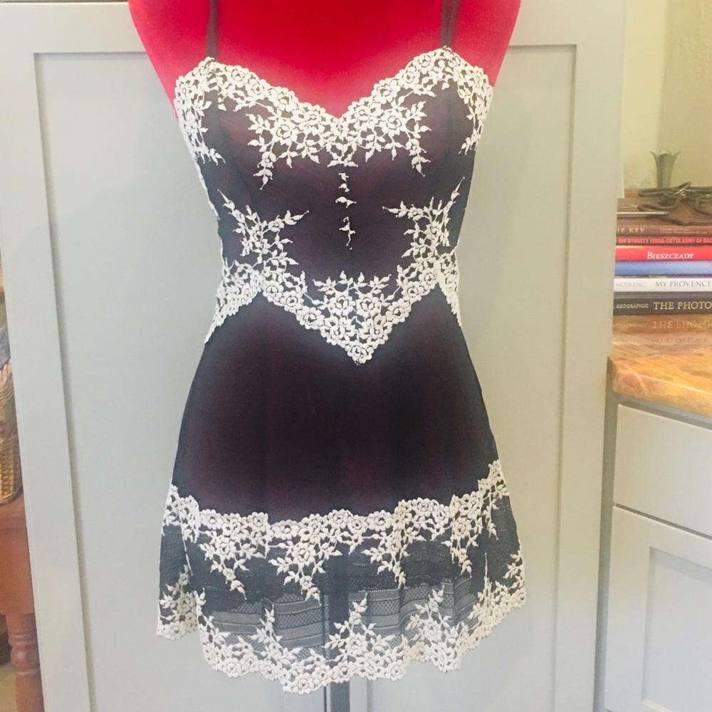 Wacoal Embrace Lace chemise, fits like a US 6